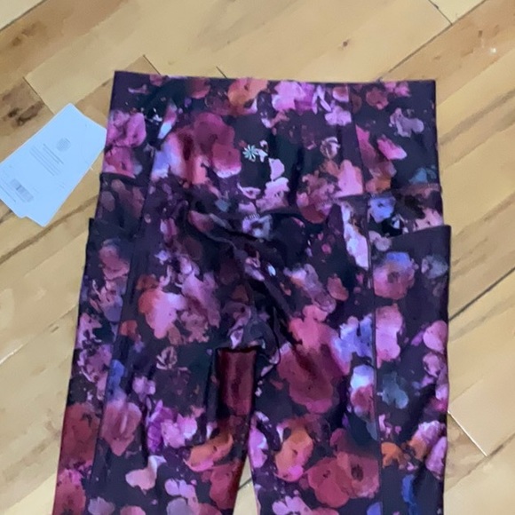 Atleta Salutation Stash Pocket Printed Tight - Picture 11 of 15